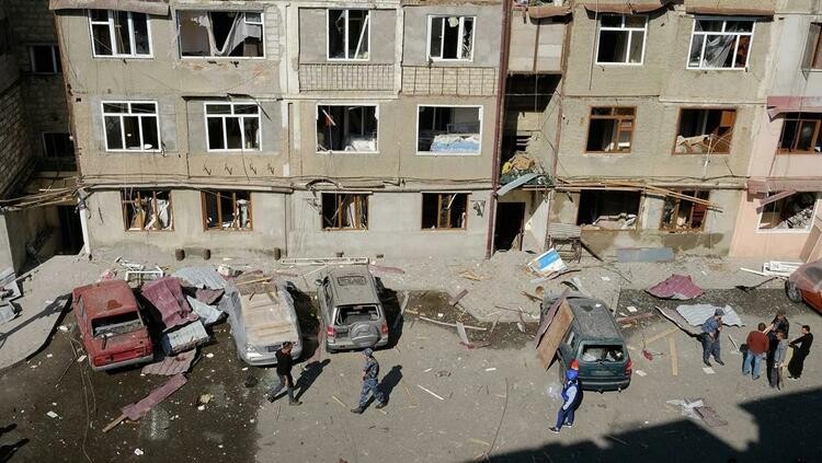 Một khu nhà dân ở Nagorno-Karabakh bị trúng đạn pháo (Ảnh: Đa Chiều).