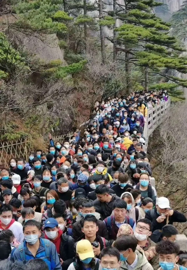 Các điểm du lịch đều chật kín người (Ảnh: ETtoday).