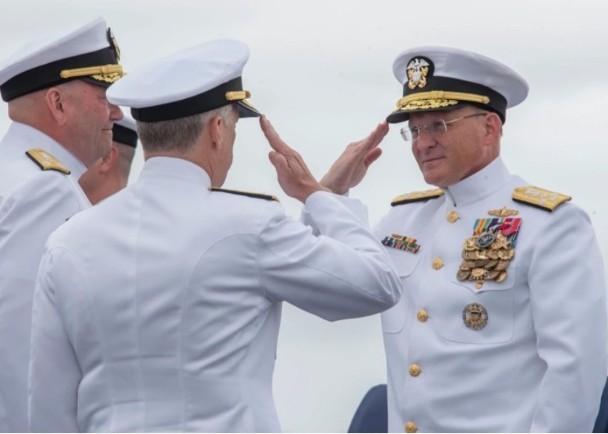 Đô đốc Michael Gilday (phải): “Trung Quốc là mối đe dọa chiến lược số một đối với Mỹ” (Ảnh: Dongfang).