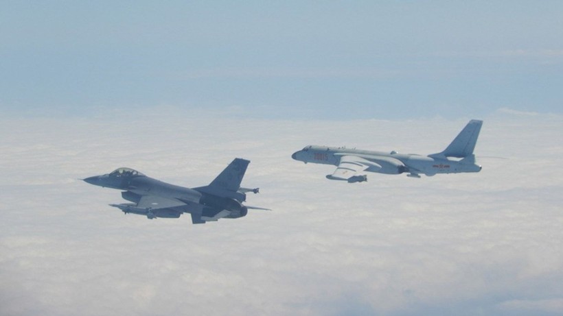 Từ tháng 10 tới nay, các máy bay của Trung Quốc (phải) nhiều lần vượt qua đường trung tâm eo biển và vào vùng nhận dạng phòng không của Đài Loan (Ảnh: Dwnews).