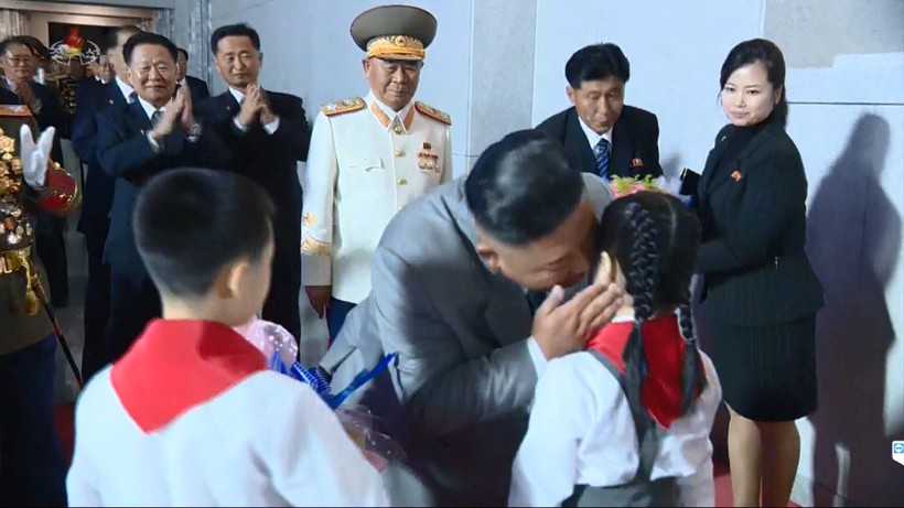 Tại cuộc diễu binh hôm 10/10, bà Hyon Song-wol nhận hoa của các thiếu nhi tặng ông Kim Jong-un (Ảnh: Reuters). Tại cuộc diễu binh hôm 10/10, bà Hyon Song-wol nhận hoa của các thiếu nhi tặng ông Kim Jong-un (Ảnh: Reuters).