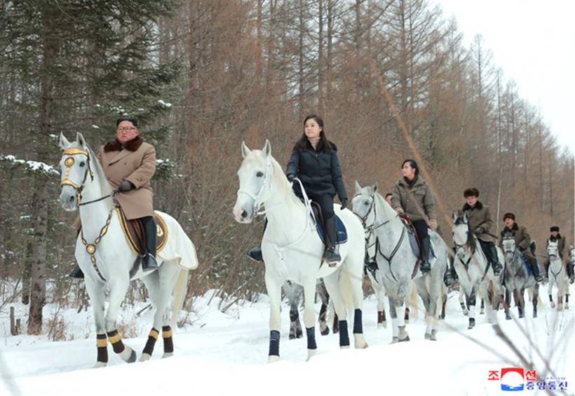 Bà Hyon Song-wol tháp tùng vợ chồng nhà lãnh đạo Kim Jong-un lên núi thiêng Paktusan (Ảnh: KCNA). Bà Hyon Song-wol tháp tùng vợ chồng nhà lãnh đạo Kim Jong-un lên núi thiêng Paktusan (Ảnh: KCNA).