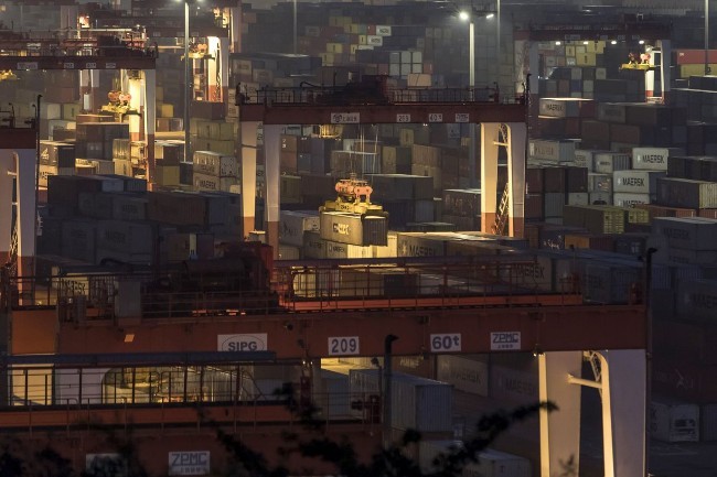 Mặc dù Mỹ và Trung Quốc đã ký Hiệp định thương mại giai đoạn một, nhưng Mỹ vẫn áp thuế đối với 370 tỷ USD hàng hóa Trung Quốc mỗi năm (Ảnh: WSJ)