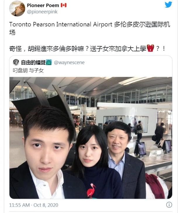 Bức ảnh lan truyền trên mạng nói ông Hồ Tích Tiến đưa con gái và con trai sang Canada du học, nhưng Hồ Tích Tiến nói người chụp ảnh chung với ông không phải là con trai ông (Ảnh: chinanewcenter). Bức ảnh lan truyền trên mạng nói ông Hồ Tích Tiến đưa con gái và con trai sang Canada du học, nhưng Hồ Tích Tiến nói người chụp ảnh chung với ông không phải là con trai ông (Ảnh: chinanewcenter).