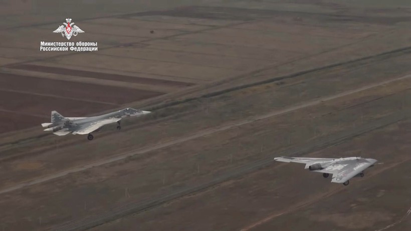 Tiêm kích đa năng SU-57 phối hợp không chiến với S-70 Okhotnik hồi tháng 9/2019 (Ảnh: BQP Nga).