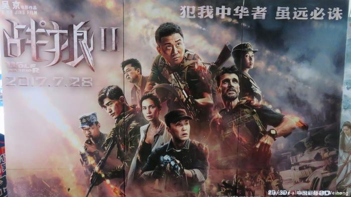 Áp phích phim Chiến Lang 2 với dòng chữ &quot;Kẻ nào phạm đến Trung Hoa ta, dù ở xa cũng phải hủy diệt&quot; (Ảnh: Deutsche Welle).