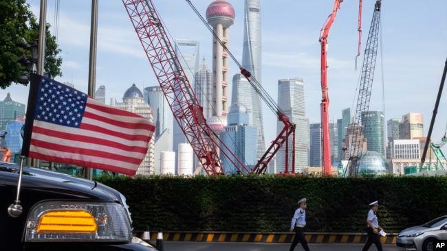 hồ sơ dữ liệu về 1,95 triệu đảng viên Đảng Cộng sản Trung Quốc bị tiết lộ cho thấy nhiều người đã được đưa vào các cơ quan ngoại giao nước ngoài ở Thượng Hải. Trong ảnh: xe của Lãnh sự quán Mỹ trên đường phố Thượng Hải (Ảnh: AP).