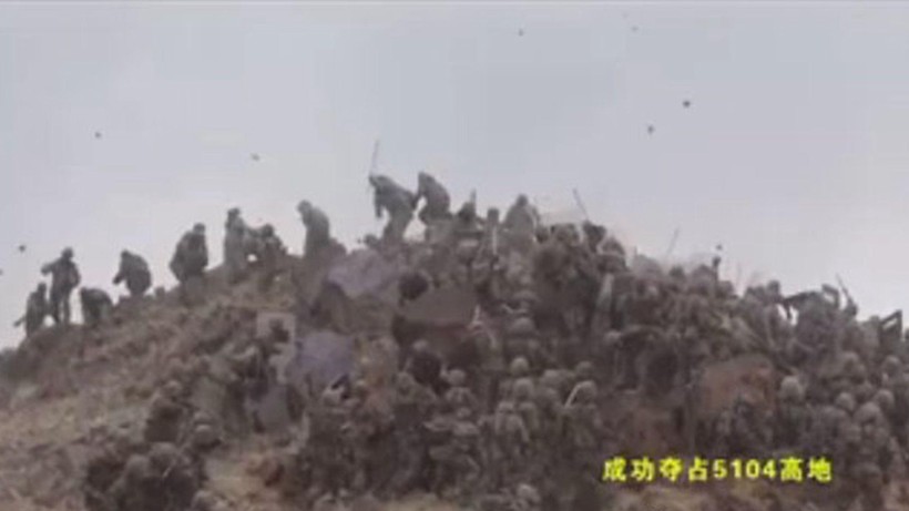 Hình ảnh lính Trung Quốc chiếm cao điểm 5104 ven hồ Pangong từ tay quân đội Ấn Độ trong video lan truyền trên mạng Trung Quốc (Ảnh: Dwnews).