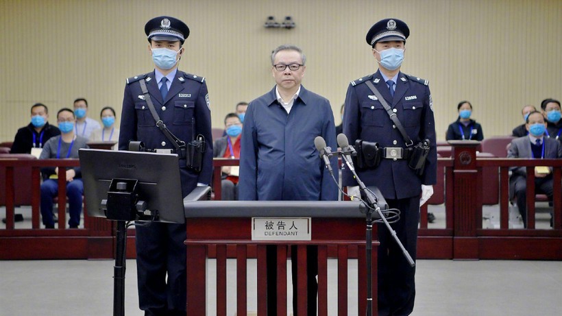 Lại Tiểu Dân bị đưa ra xét xử (Ảnh: CCTV).