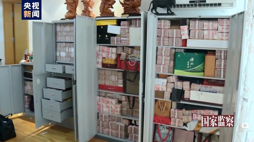 Tiền mặt chất đầy các ngăn tủ trong ngôi nhà bí mật của Lại Tiểu Dân (Ảnh: CCTV).