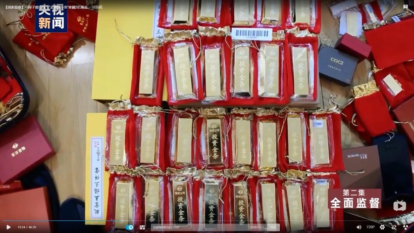 Các thỏi vàng Lại Tiểu Dân nhận hối lộ được tìm thấy (Ảnh: CCTV).