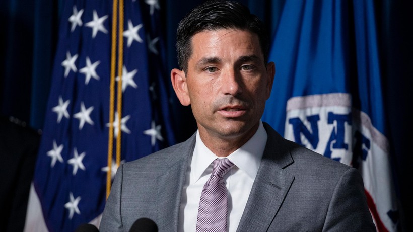 Giữa lúc tình hình "nước sôi lửa bỏng", quyền Bộ trưởng An ninh Nội địa Chad Wolf đột ngột tuyên bố từ chức (Ảnh: AP). Giữa lúc tình hình "nước sôi lửa bỏng", quyền Bộ trưởng An ninh Nội địa Chad Wolf đột ngột tuyên bố từ chức (Ảnh: AP).