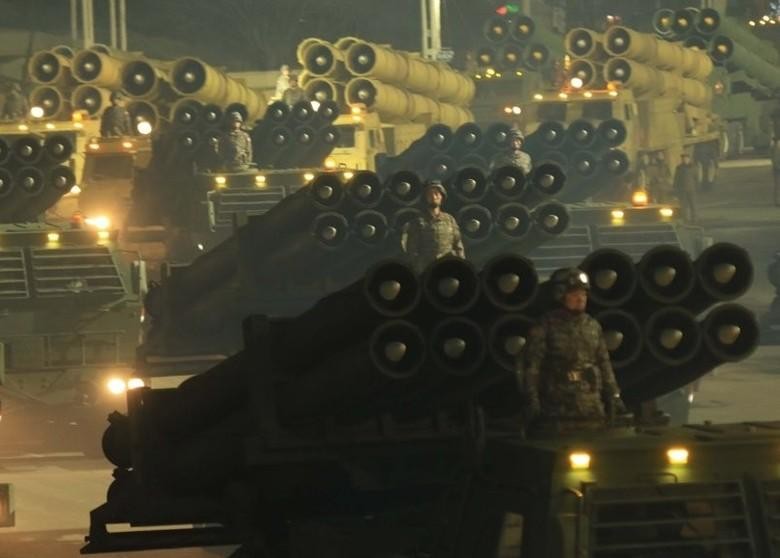 Các giàn phóng rôc két cỡ nòng lớn tham gia diễu hành (Ảnh: KCNA). Các giàn phóng rôc két cỡ nòng lớn tham gia diễu hành (Ảnh: KCNA).