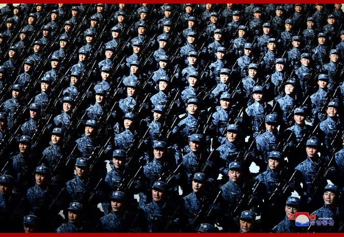 Lực lượng đặc nhiệm bắn tỉa diễu qua lễ đài (Ảnh: KCNA). Lực lượng đặc nhiệm bắn tỉa diễu qua lễ đài (Ảnh: KCNA).