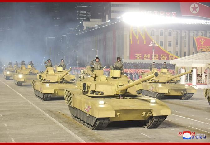 Các xe tăng kiểu mới của quân đội Triều Tiên trên quảng trường (Ảnh: KCNA). Các xe tăng kiểu mới của quân đội Triều Tiên trên quảng trường (Ảnh: KCNA).