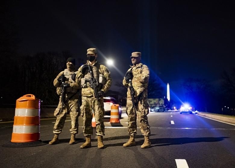 Lính Vệ binh quốc gia phong tỏa Đài tưởng niệm Washington (Ảnh: Dongfang).