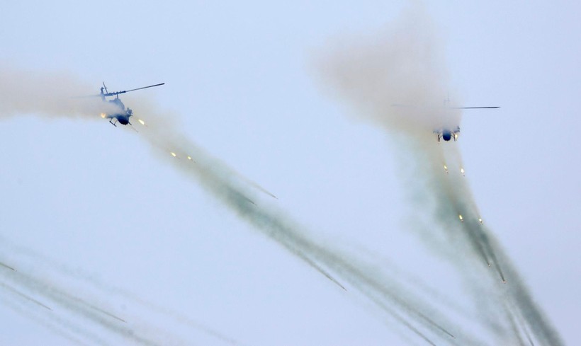 Trực thăng của quân đội Đài Loan tập tấn công mục tiêu mặt đất (Ảnh: Dwnews). Trực thăng của quân đội Đài Loan tập tấn công mục tiêu mặt đất (Ảnh: Dwnews).