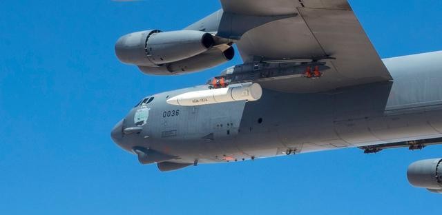 Giá treo hình trụ dưới cánh B-52H mang tên lửa AGM-183A (Ảnh: 163.com).