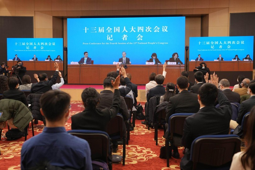 Ông Vương Nghị trả lời các phóng viên tại cuộc họp báo (Ảnh: Dwnews).