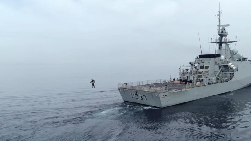 Rời tàu quay về xuồng (Ảnh: Hk01). Rời tàu quay về xuồng (Ảnh: Hk01).