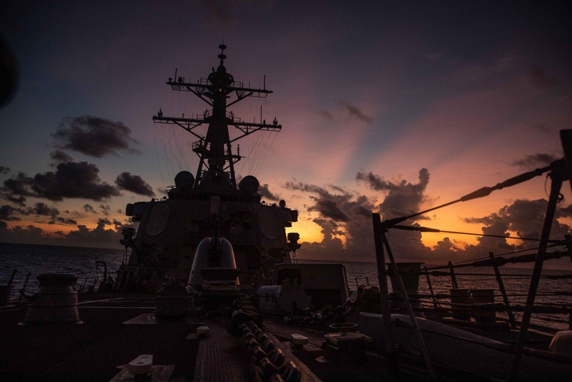 Tàu USS Curtis Wilbur (DDG-54) đi vào vùng biển Hoàng Sa sáng sớm ngày 20/5 (Ảnh: HĐ 7). Tàu USS Curtis Wilbur (DDG-54) đi vào vùng biển Hoàng Sa sáng sớm ngày 20/5 (Ảnh: HĐ 7).