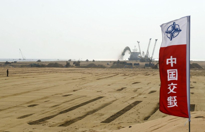 Tập đoàn Xây dựng Giao thông Trung Quốc đang tiến hành xây dựng dự án Thành phố cảng Colombo gây tranh cãi (Ảnh: Tân Hoa xã). Tập đoàn Xây dựng Giao thông Trung Quốc đang tiến hành xây dựng dự án Thành phố cảng Colombo gây tranh cãi (Ảnh: Tân Hoa xã).