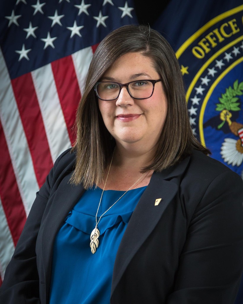 Bà Amanda Schoch, người phụ trách thông tin chiến lược Văn phòng Giám đốc Tình báo quốc gia Mỹ: sự cố trong phòng thí nghiệm là một trong hai giả thuyết về nguồn gốc SARS-CoV-2 (Ảnh: DNI). Bà Amanda Schoch, người phụ trách thông tin chiến lược Văn phòng Giám đốc Tình báo quốc gia Mỹ: sự cố trong phòng thí nghiệm là một trong hai giả thuyết về nguồn gốc SARS-CoV-2 (Ảnh: DNI).