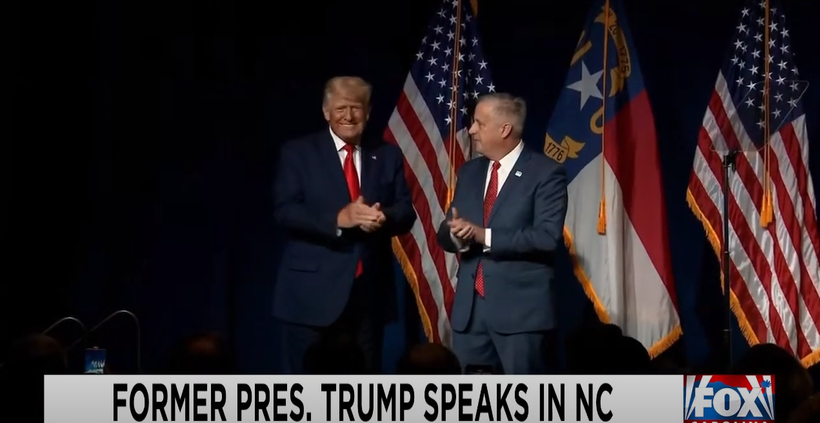 Ông Michael Whatley, Chủ tịch Ủy ban Đảng Cộng hòa bang Bắc Carolina giới thiệu ông Trump là "Tổng thống của chúng ta" (Ảnh: Fox). Ông Michael Whatley, Chủ tịch Ủy ban Đảng Cộng hòa bang Bắc Carolina giới thiệu ông Trump là "Tổng thống của chúng ta" (Ảnh: Fox).