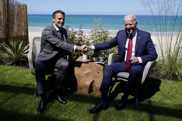 Tổng thống Pháp Macron và Tổng thống Mỹ Biden nhất trí cần cứng rắn với Trung Quốc (Ảnh: AP).