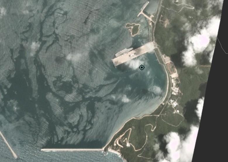 Tàu sân bay Sơn Đông của PLA ở cảng Tam Á hôm 15/6 (Ảnh: Đông Phương).