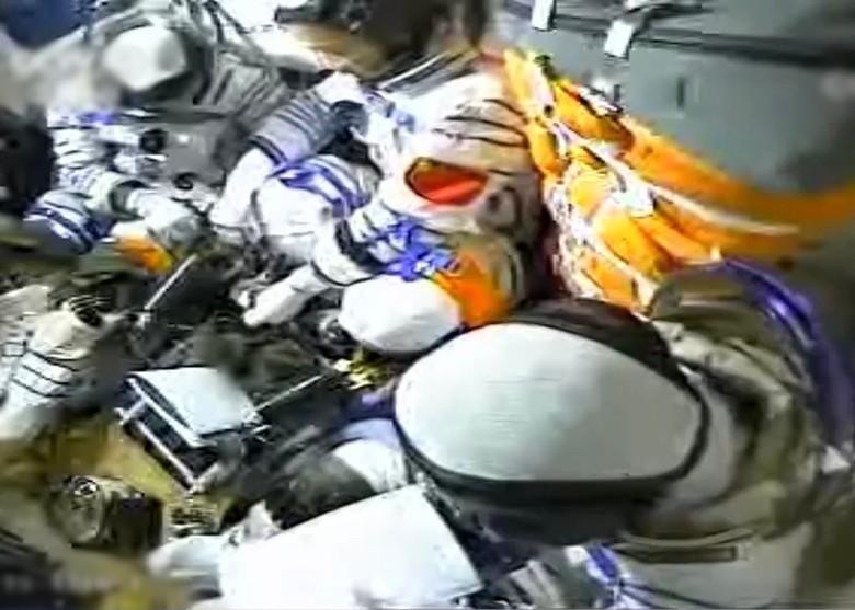 Ba phi hành gia trong khoang thu hồi (Ảnh: Đông Phương).