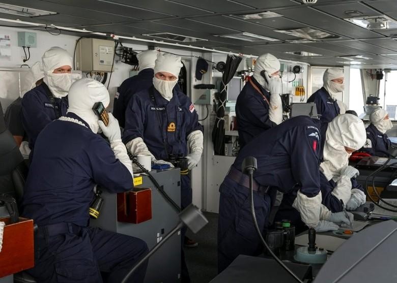 Các thủy thủ trên HMS Defender mặc đồ phòng cháy khi thao tác trên tàu trong suốt hành trình (Ảnh: Đông Phương). Các thủy thủ trên HMS Defender mặc đồ phòng cháy khi thao tác trên tàu trong suốt hành trình (Ảnh: Đông Phương).