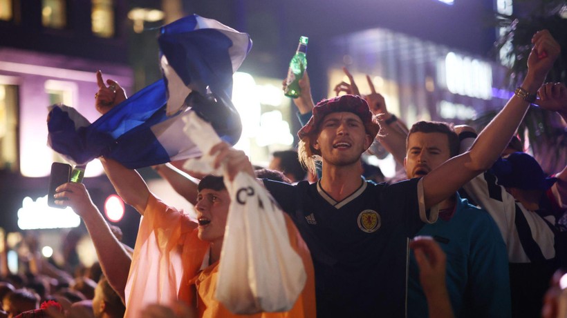 Người hâm mộ Scotland tới London xem trận cầu giữa hai đội tuyển Anh và Scotland (Ảnh: AP). Người hâm mộ Scotland tới London xem trận cầu giữa hai đội tuyển Anh và Scotland (Ảnh: AP).