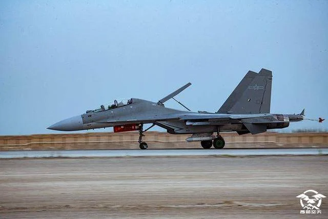 Một chiếc J-16 của Không quân PLA được sơn kiểu mới (Ảnh: Sina).