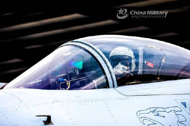 Máy bay J-10C của Lữ đoàn &quot;Đại bàng đỏ Vân Lĩnh&quot; đã được sơn toàn bộ theo kiểu mới (Ảnh: sina).