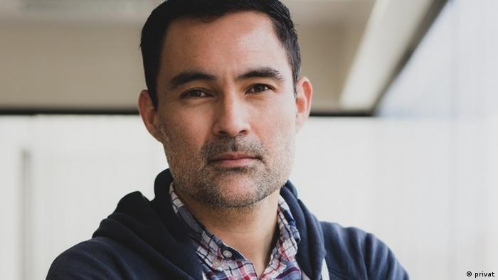 Nhà sinh vật học Pablo Tsukayama cho rằng: &quot;Không có ai có thể được an toàn trước khi tất cả mọi người đều an toàn” (Ảnh: Deutsche Welle).