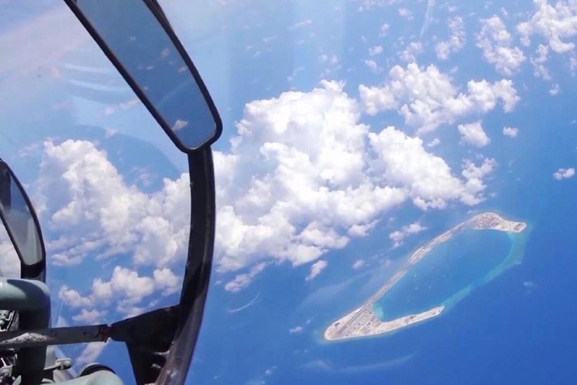Máy bay chiến đấu Su-30MKK của Trung Quốc bay phía trên bãi Subi mà Trung Quốc chiếm giữ trái phép trên Biển Đông (Ảnh: Dwnews). Máy bay chiến đấu Su-30MKK của Trung Quốc bay phía trên bãi Subi mà Trung Quốc chiếm giữ trái phép trên Biển Đông (Ảnh: Dwnews).