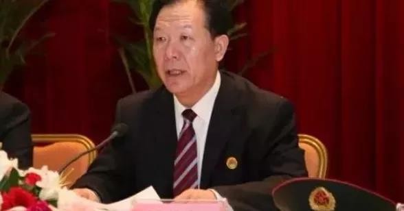 Quách Bá Quyền, em trai Quách Bá Hùng nhờ uy của anh mà thăng tiến vùn vụt (Ảnh: Dwnews). Quách Bá Quyền, em trai Quách Bá Hùng nhờ uy của anh mà thăng tiến vùn vụt (Ảnh: Dwnews).