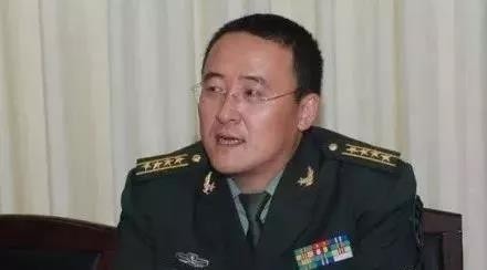 Quách Tấn Cương dựa thế cha trở thành Thiếu tướng khi 45 tuổi nhưng sau 46 ngày thì mất chức (Ảnh: Dwnews). Quách Tấn Cương dựa thế cha trở thành Thiếu tướng khi 45 tuổi nhưng sau 46 ngày thì mất chức (Ảnh: Dwnews).