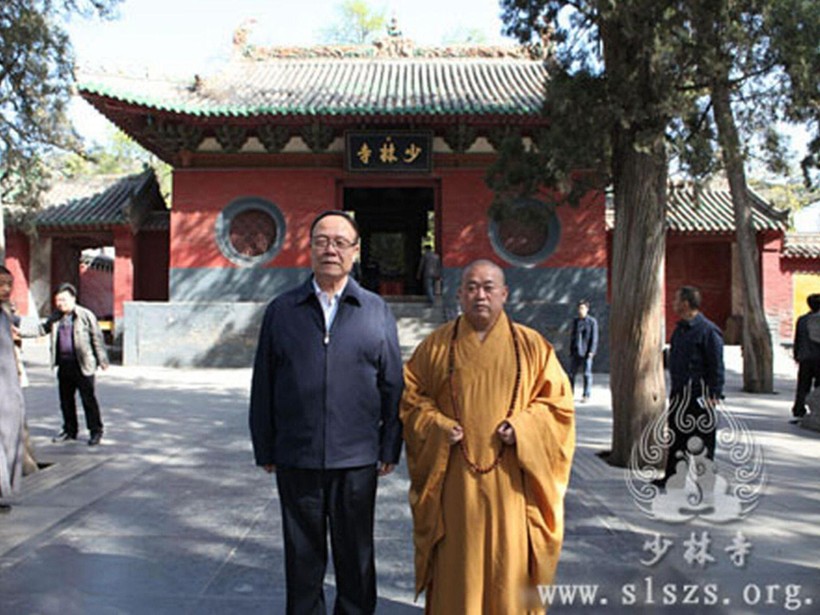 Sau khi bị kỷ luật đảng, Quách Bá Hùng về Thiếu Lâm Tự gặp trụ trì Thích Vĩnh Tín nhờ cứu giúp (Ảnh: slszs). Sau khi bị kỷ luật đảng, Quách Bá Hùng về Thiếu Lâm Tự gặp trụ trì Thích Vĩnh Tín nhờ cứu giúp (Ảnh: slszs).