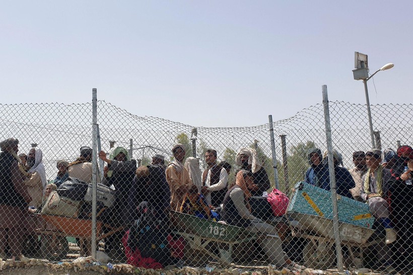 Người Afghanistan tị nạn bị chặn lại bên kia hàng rào biên giới với Pakistan (Ảnh: Reuters). Người Afghanistan tị nạn bị chặn lại bên kia hàng rào biên giới với Pakistan (Ảnh: Reuters).
