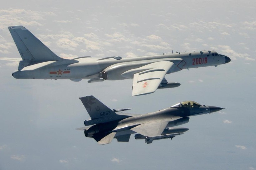 Tiêm kích F-16 của quân đội Đài Loan ngăn chặn máy bay ném bom H-6 của Trung Quốc bay vào không phận (Ảnh: CNA).