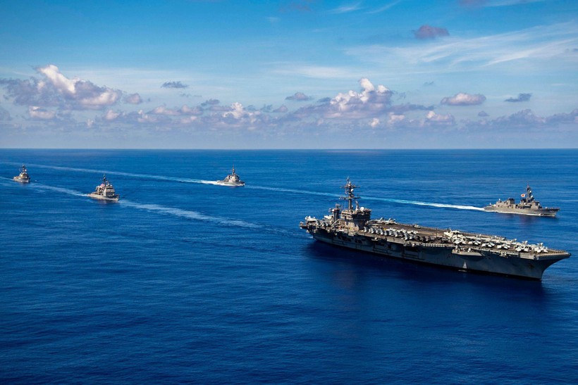 Tàu khu trục Nhật (phải) tham gia đội hình nhóm tác chiến tàu USS Carl Vinson tập trận ở Biển Đông và biển Philippines (Ảnh: Dwnews).