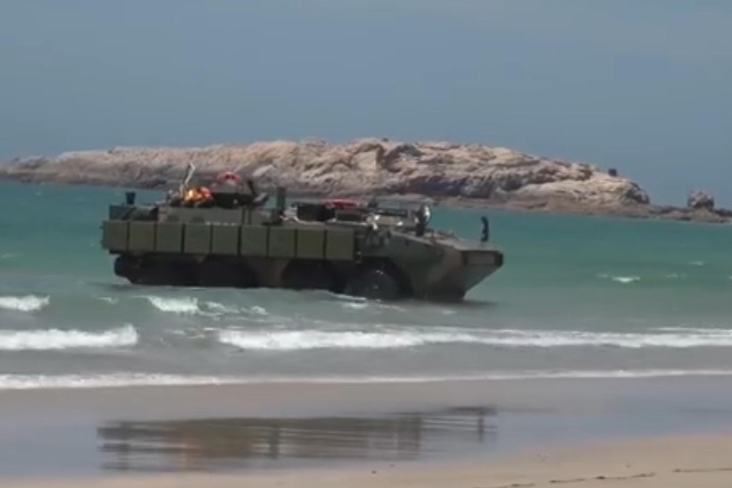 Lực lượng của Chiến khu Miền Đông PLA diễn tập đổ bộ chiếm đảo (Ảnh: Dwnews).