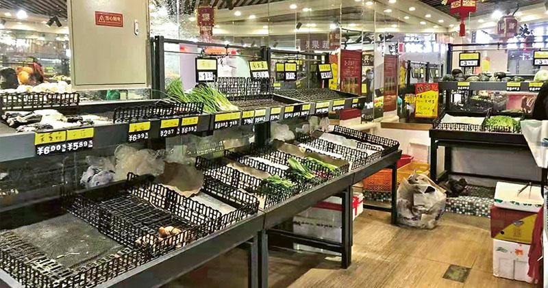 Các sạp hàng của một siêu thị bị vét sạch (Ảnh: Mingpao).