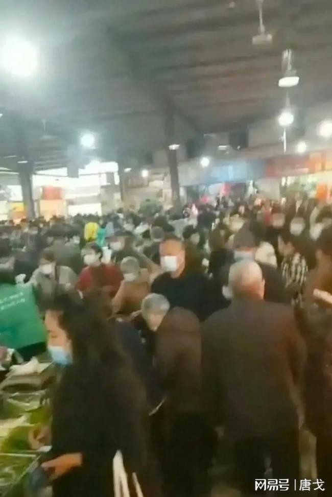 Chen chúc mua hàng trong một siêu thị (Ảnh: 163.com).