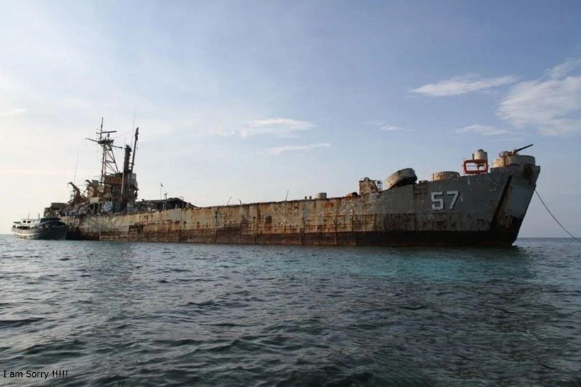 Chiếc tàu BRP Sierra Madre của Philippines mắc cạn trên bãi Vũng Mây (Ảnh: IHT).