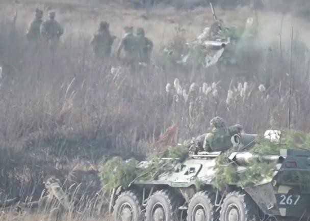 Quân đội Ukraine tập trận ở biên giới (Ảnh: Đông Phương).