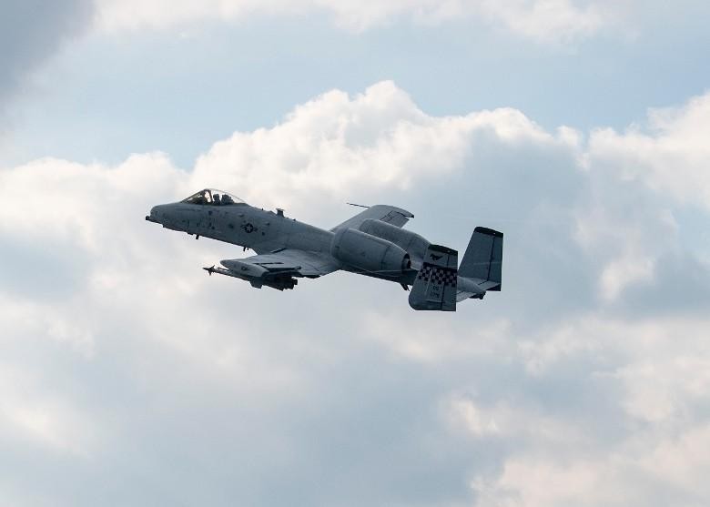 "Xe tăng bay" A-10 mang vũ khí bay trên biển Hoa Đông (Ảnh: Đông Phương) "Xe tăng bay" A-10 mang vũ khí bay trên biển Hoa Đông (Ảnh: Đông Phương)