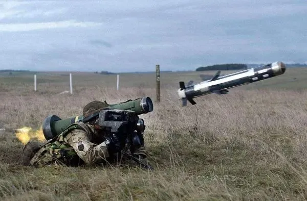 Mỹ xác nhận đã viện trợ 180 tên lửa chống tăng Javelin cho Ukraine (Ảnh: Sina).
